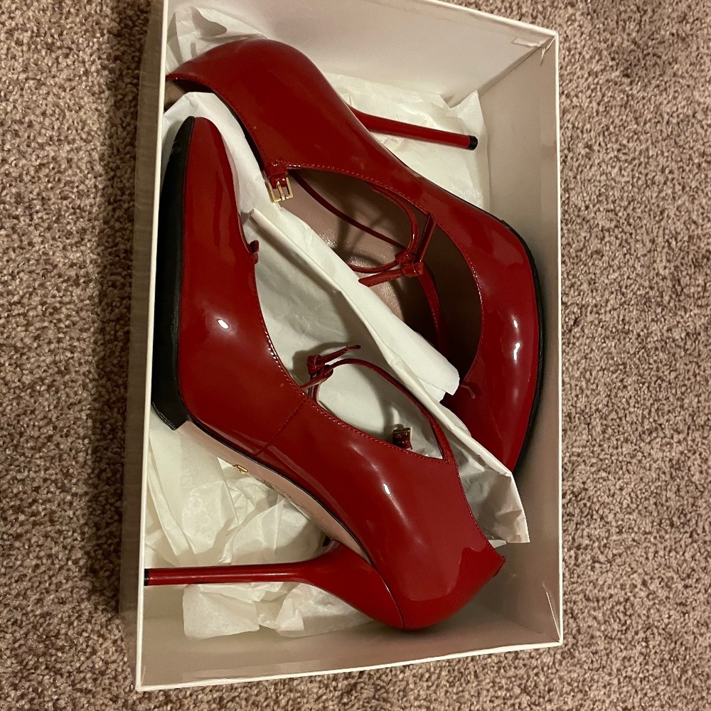 Gucci Beverly T-bar Pumps In Red Patent Leather